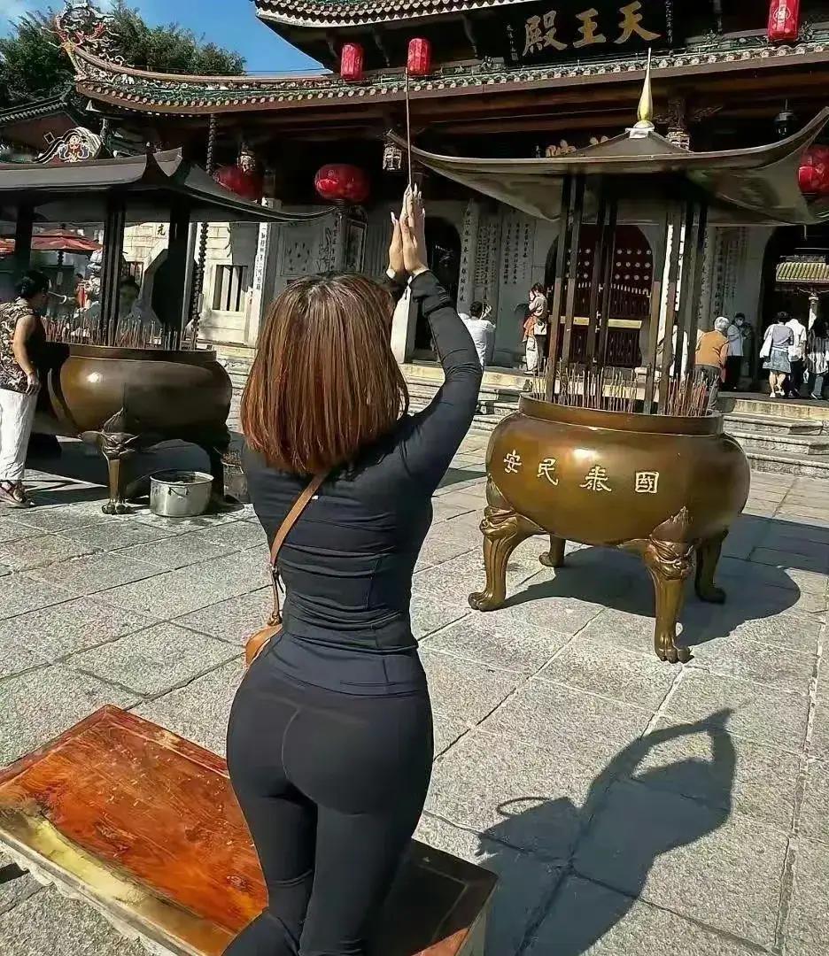 这么漂亮，有什么心事，让你仰天敞跪不起，，莫非求如意郎君