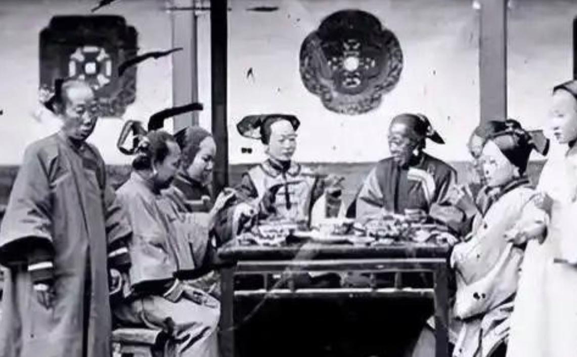 1879年，一位朝廷高官醉酒回府，无意间改变了一名丫鬟的一生。

六十岁的湖南巡