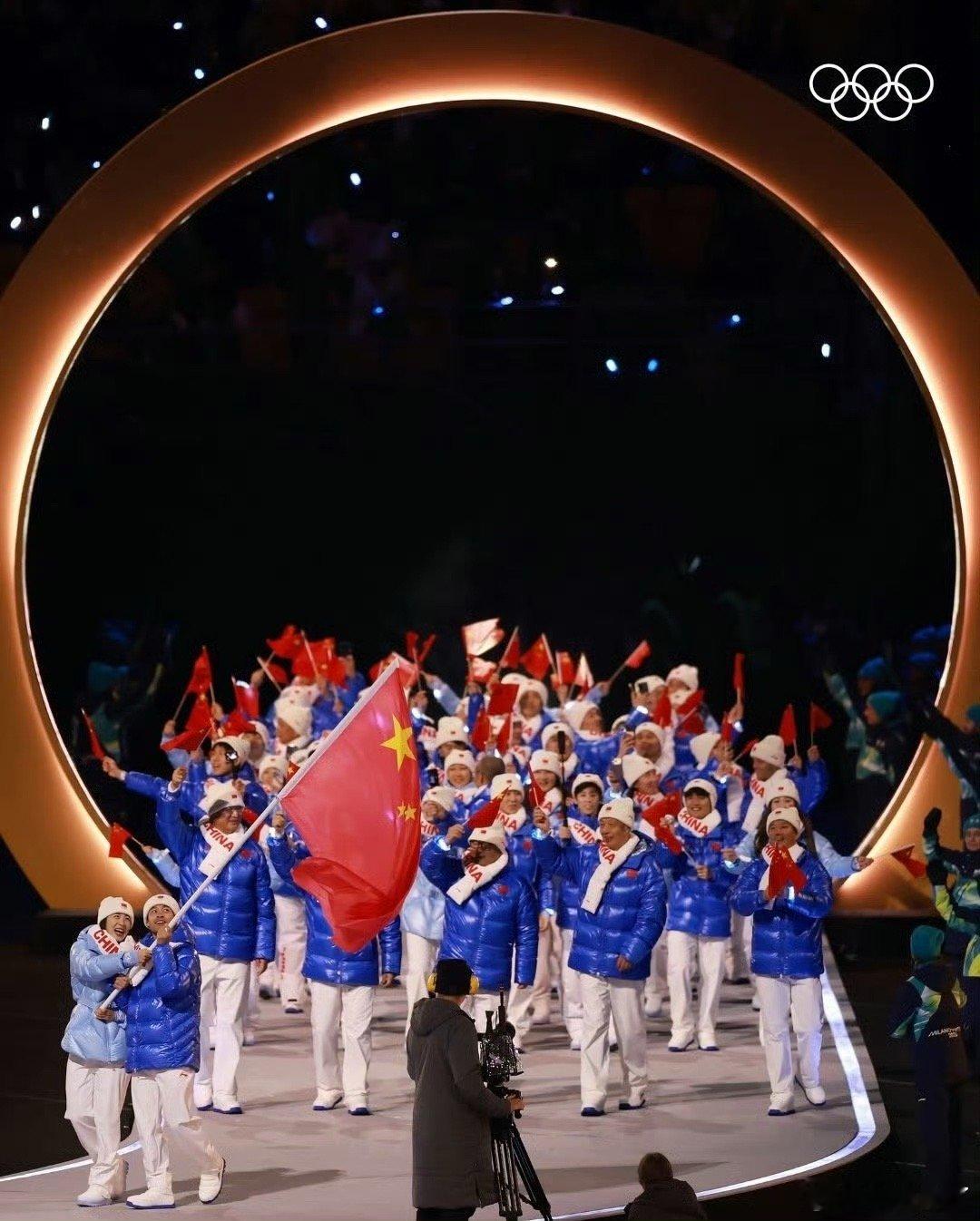 冬奥会开幕式冰墩墩过去四年了。中国队这次蓝羽绒服好看不！ 