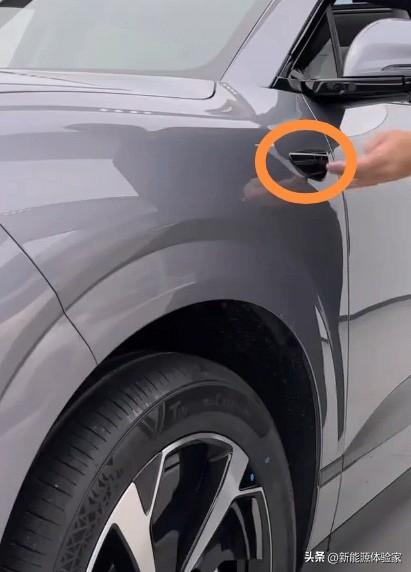 比亚迪前备箱新玩法！
以2026款海狮06EV为例，隐藏式开启：
1. 先在驾驶