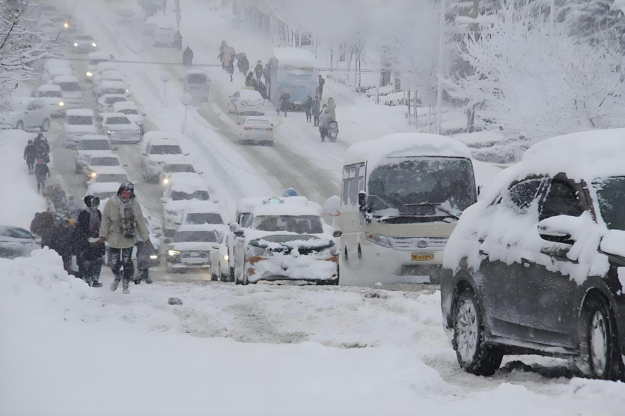 国庆期间，全国多地骤然降下大雪。10月1日，新疆喀纳斯景区大雪纷飞，观鱼台的台阶