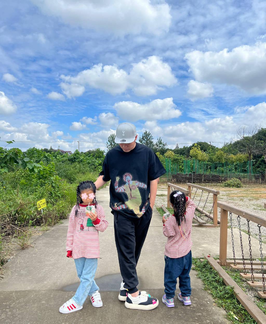陈赫晒与俩女儿户外合照 跟着女儿学内八画面温馨
搜狐娱乐讯 10月9日，陈赫在个