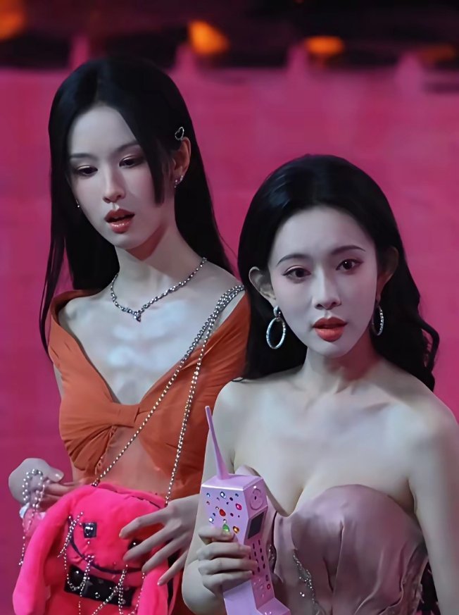 本以为孟子义已经很瘦了，而旁边的陈都灵瘦更多，胸前的骨骼都那么明显，女明星为了上