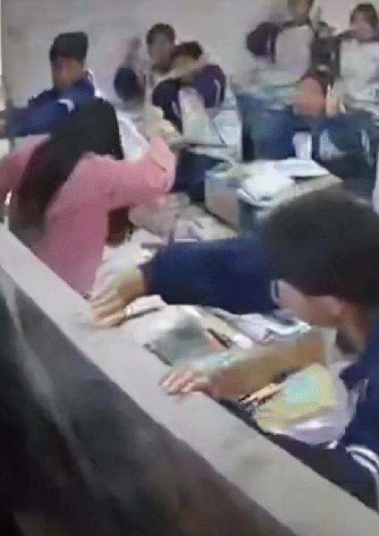 高中教室，黑板突然掉落，眼看着要砸向老师，不料下一秒第一排两名男生化身“左右护法