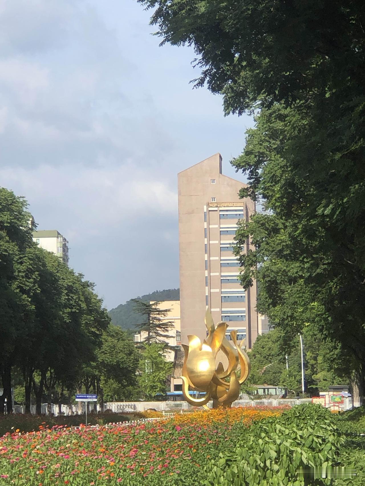 请你对下联？
下联：翠岭云舒楼宇闲


上联：金雕玉立繁花绕
下联：翠岭云舒楼宇