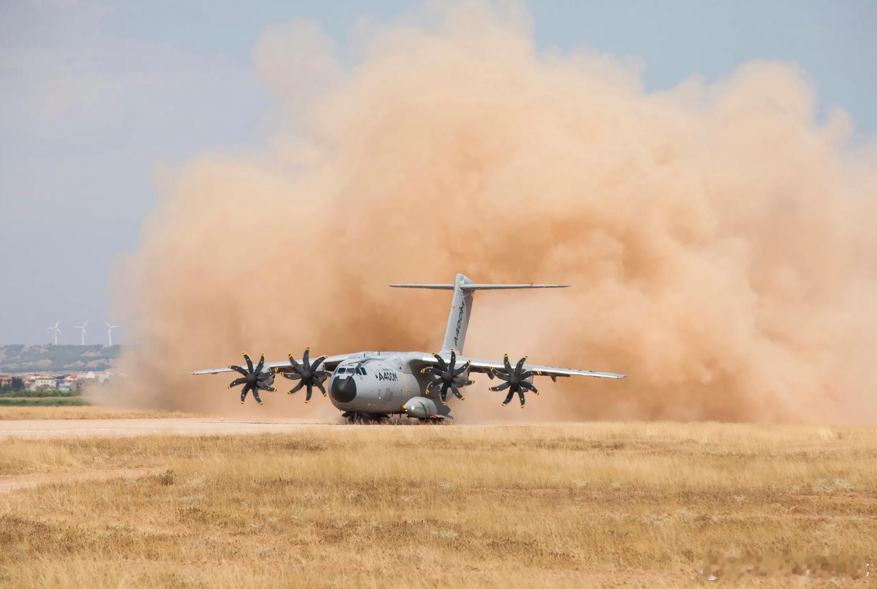 空客研发的A400M重型运输机真不错，兼具战术与战略运输机两者优长A400M是欧