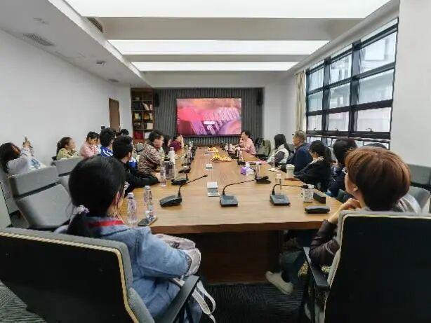 华东师大法语系徐岚老师荣休会
​         法语系主任金桔芳（图二）致辞，