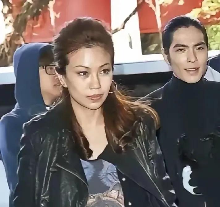 既然不能生孩子了，萧敬腾和老婆当务之急是考虑谁帮他们养老。这是一个非常迫切需要解