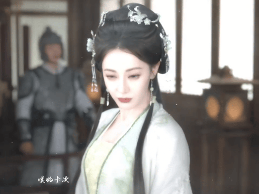 迪丽热巴大战迪丽热巴 邪恶砂糖橘名场面终于解锁了。贺思慕站在那就让你觉得不好惹，