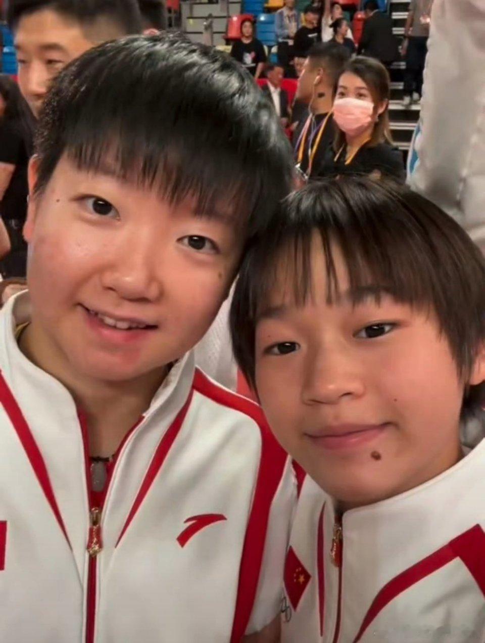 港澳行王楚钦孙颖莎全红婵贴贴合影全妹还是全面了，三个可爱小孩[兔子][兔子] 