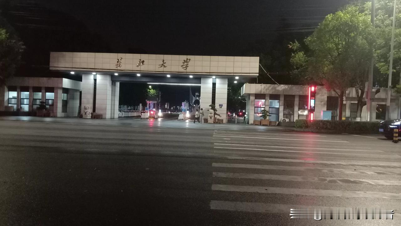 【邓老师常去的打印店快倒闭了】
​
​1.2018年，打印店的生意很差，老板打算