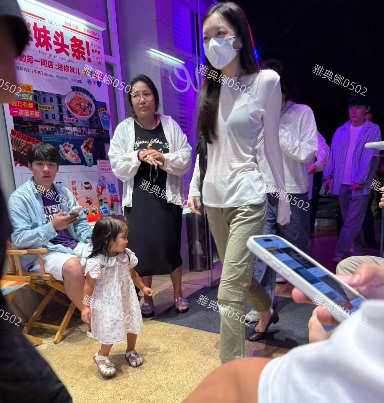 王菲李亚鹏的女儿李嫣好漂亮，跟同母异父走中性风的姐姐窦靖童完全是两个风格，她不仅