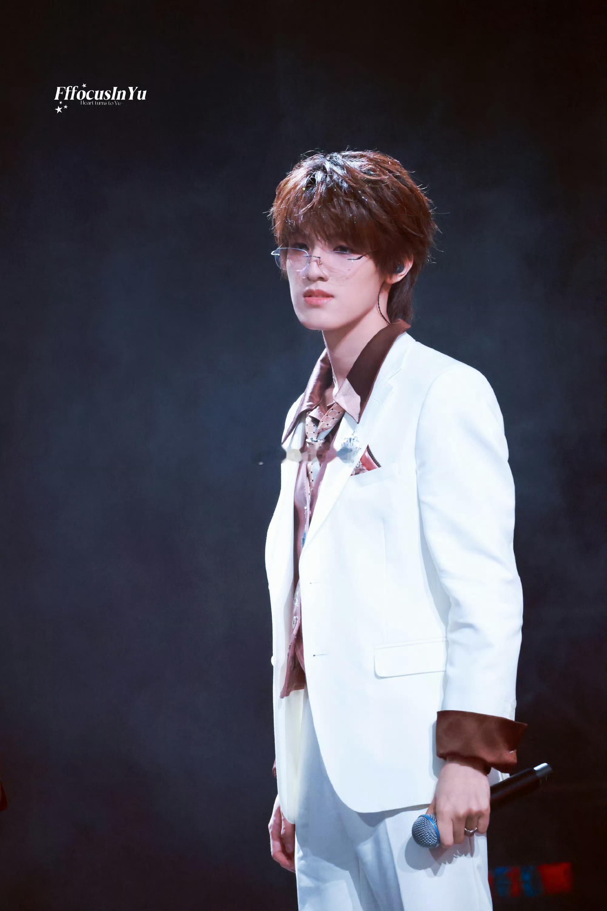 张泽禹这是斯文败类吗 戴眼镜即封神！张泽禹眼镜造型直接杀疯👏🏻 斯文框架衬得