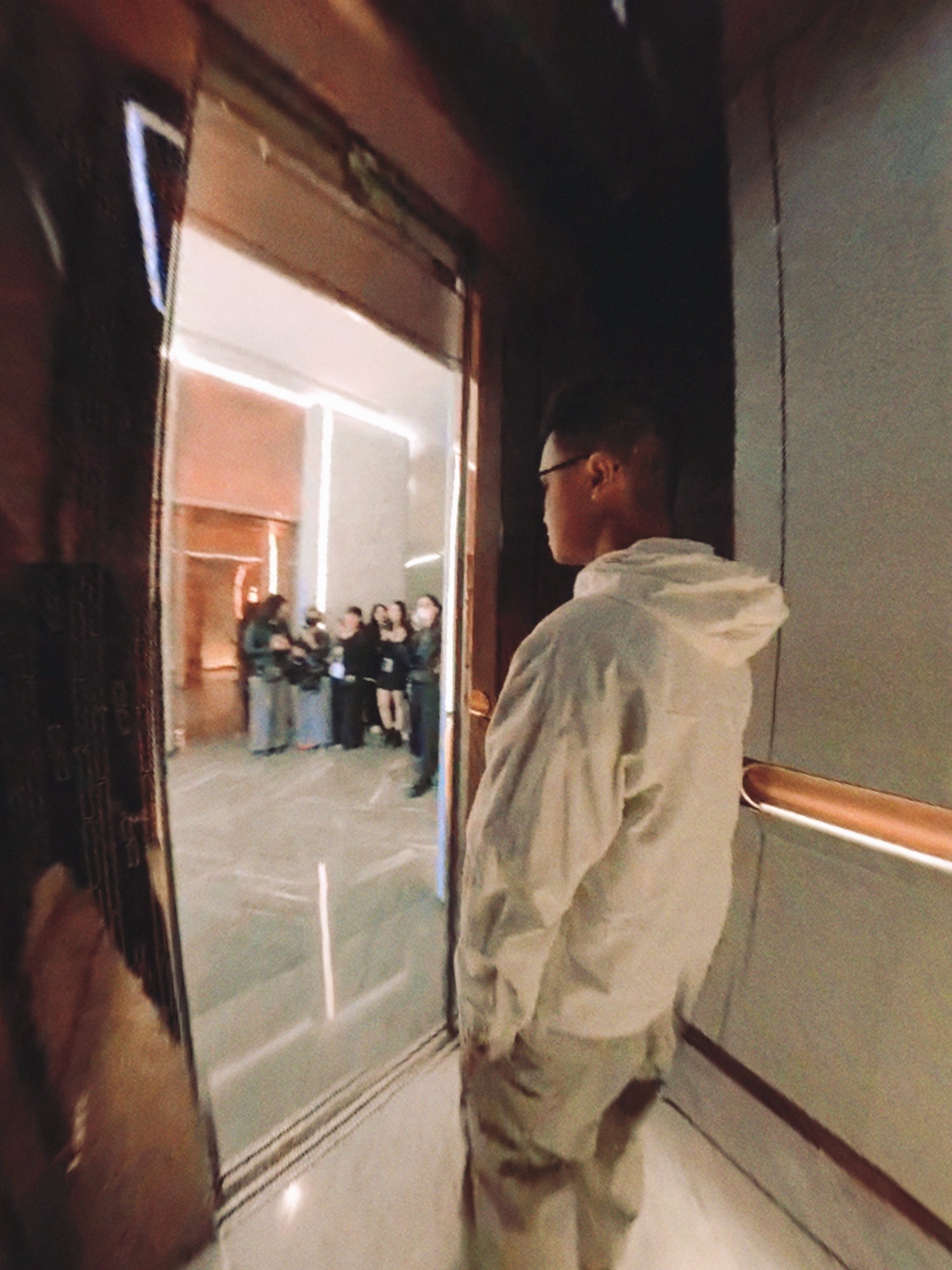 一早就被热情粉丝蹲守酒店门口，辛苦家人们风雨无阻么么哒！❤️  