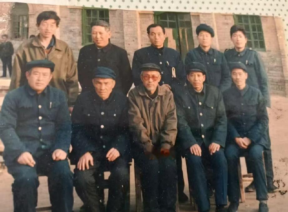 曹县桃源集中心小学旧影

曹县桃源集中心小学一代代教师默默耕耘，以粉笔为犁，耕耘