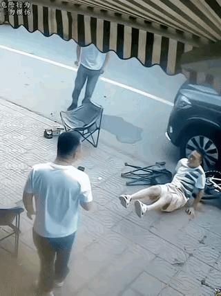 这大哥吃饱了撑的想把狗给转晕了，结果自己成了那只狗，一个屁墩摔那里了，好在不是狗