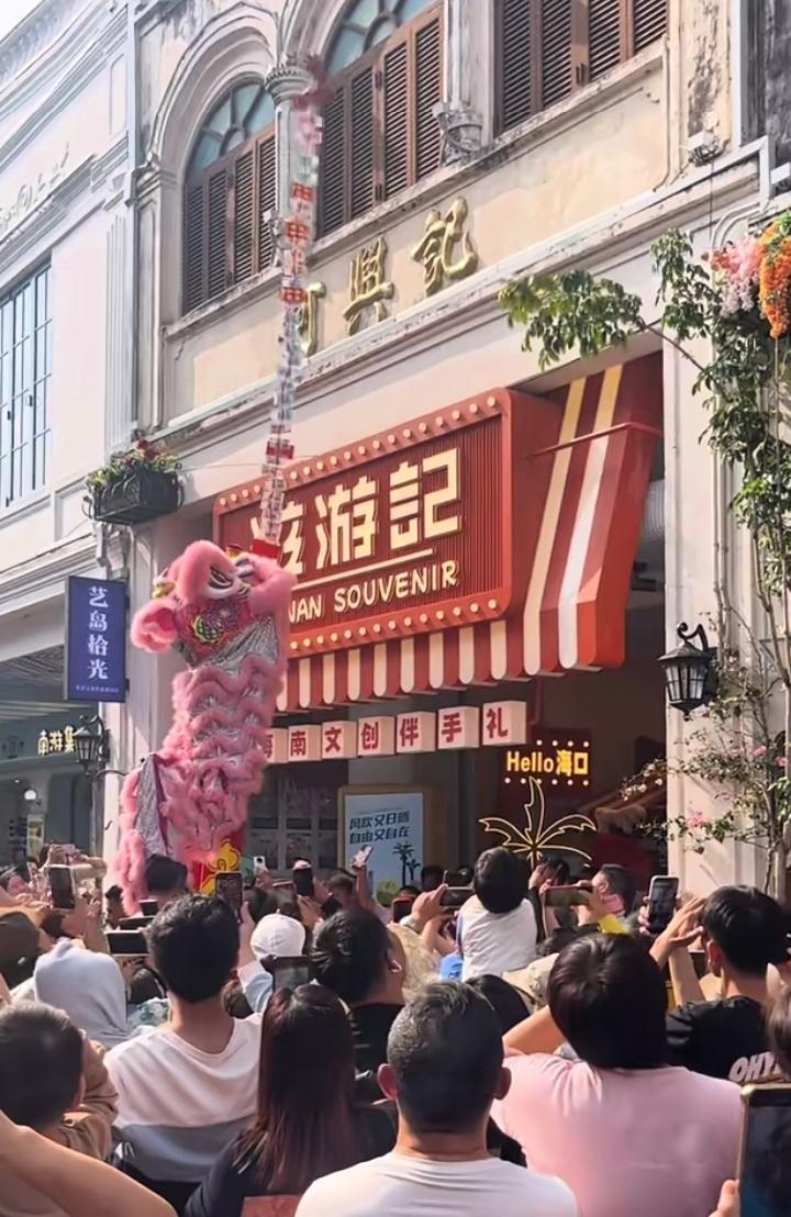 玩砸了，这家店的老板估计肠子悔青了，请舞狮队采青，结果反复挑逗狮子，团队一气之下