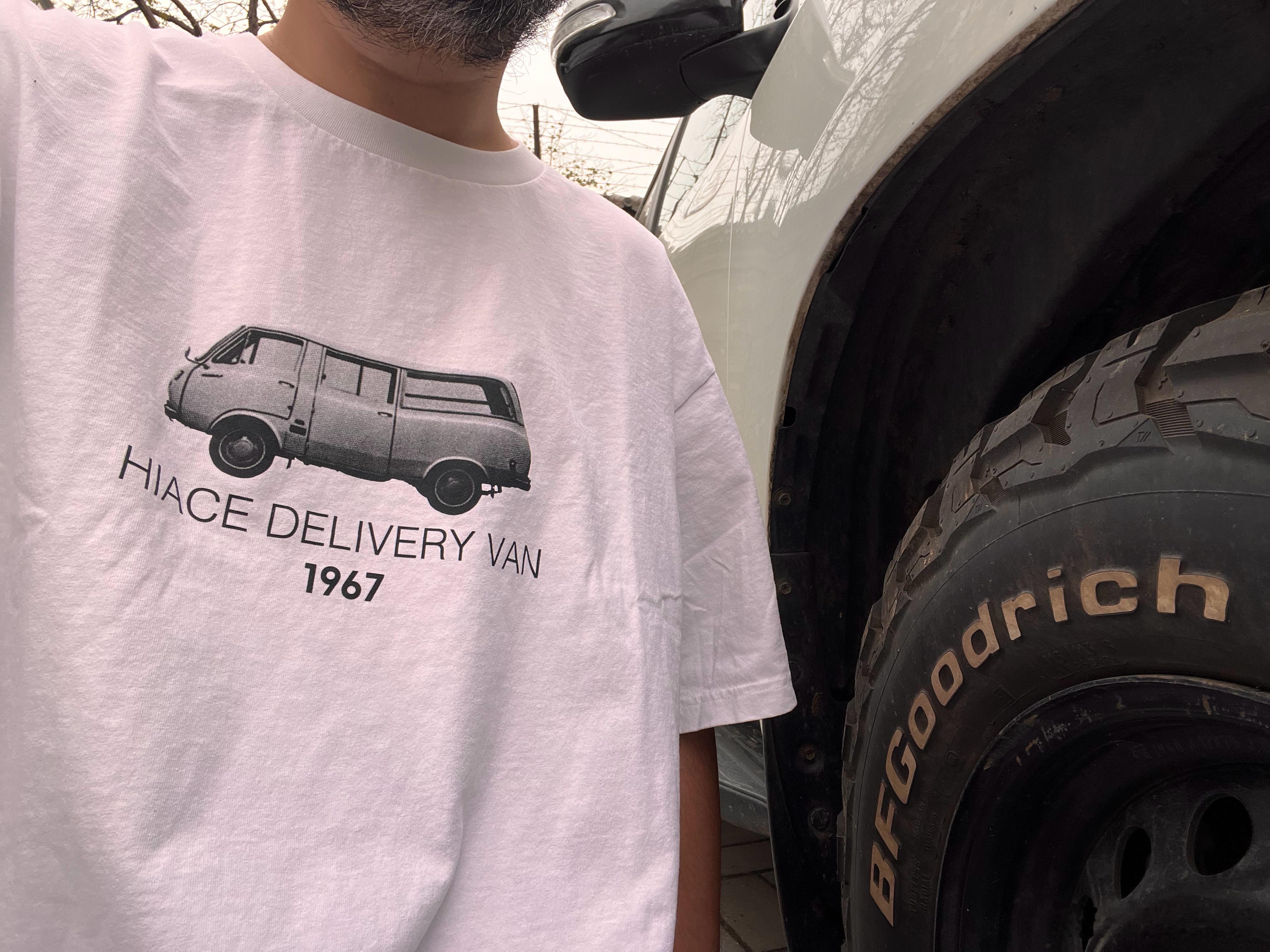 优衣库的丰田联名T恤上架了，风格很UT——一看就是联名，多一分钱的设计都没有。有