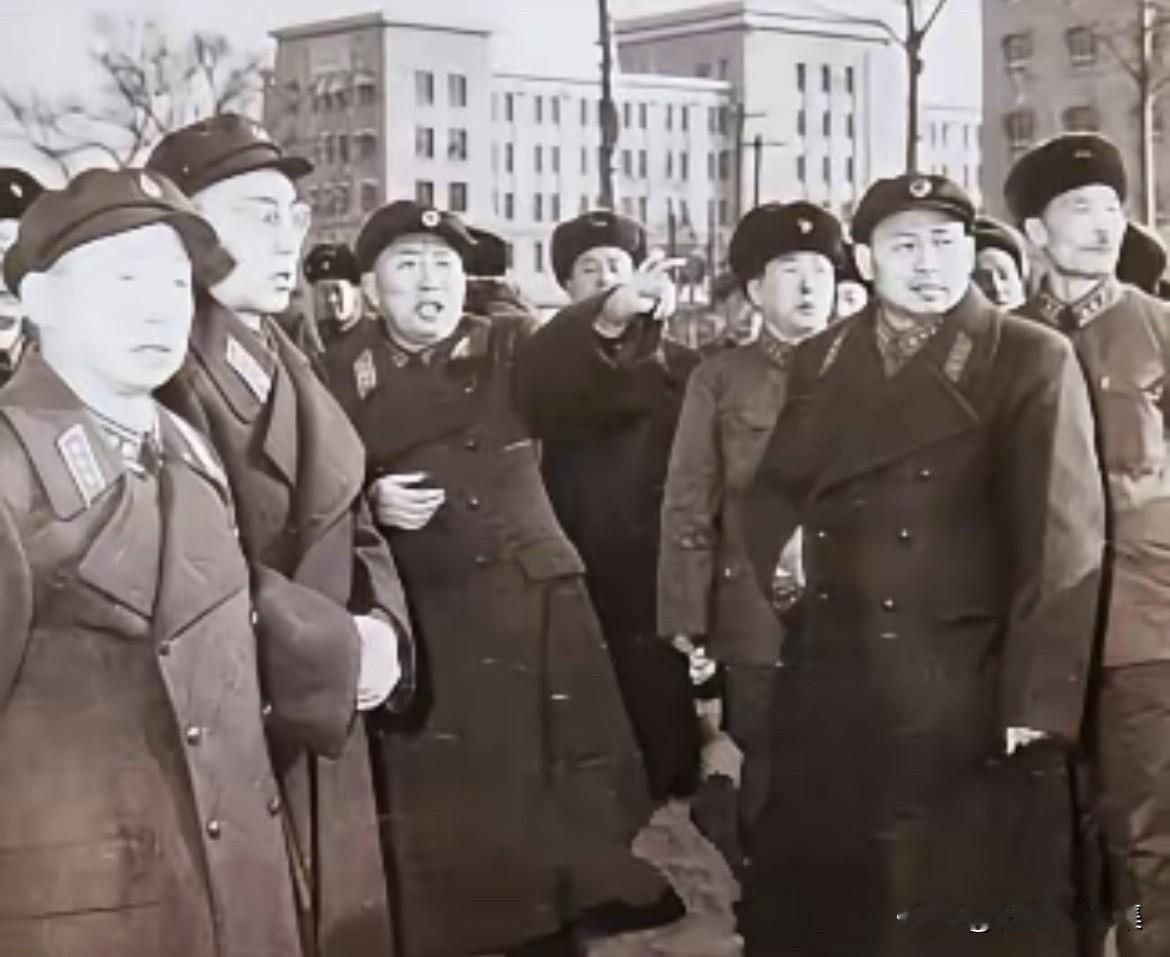 1964年初，解放军副总参谋长彭绍辉（前排左一）、王新亭（前排左二）、李天佑（前