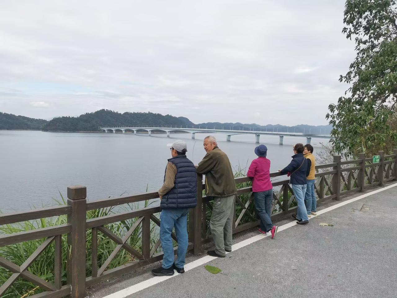 玩房车非得耐住寂寞？我可不这么想！老年单身女性房车自驾，结伴才是正解
家人们，最