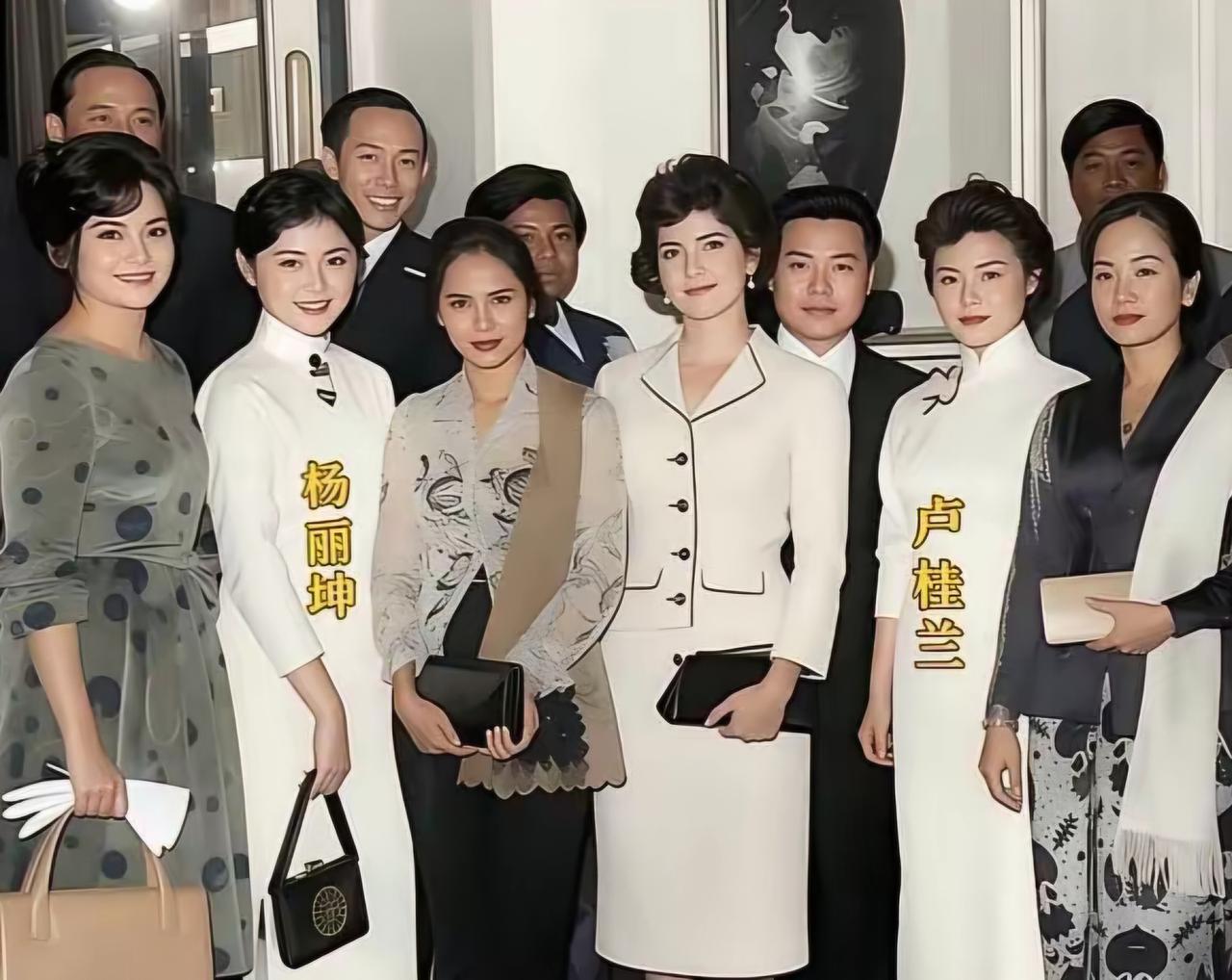 王铎：杨丽坤以《五朵金花》的精彩表演，荣获国际影后。这是她18岁代表中国访问埃及