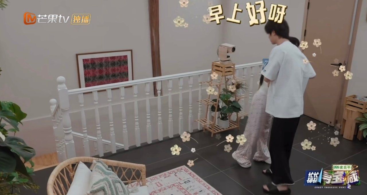 万妮达一起床就平板支撑起床即运动！万妮达平板支撑开启晨间有氧模式，这份自律真的很