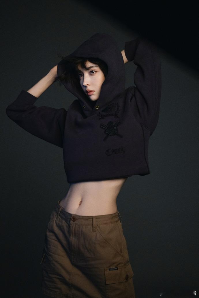 #娜扎SuperELLE封面# 每一次看到娜扎的封面，都像是一次心灵的洗礼。她用
