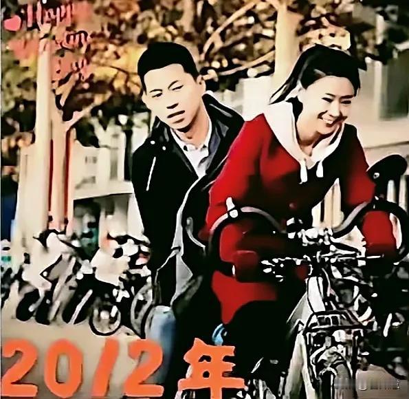 娱乐圈模范夫妻李小萌和王雷，有好多甜蜜瞬间。2012年，李小萌骑车带着王雷的画面