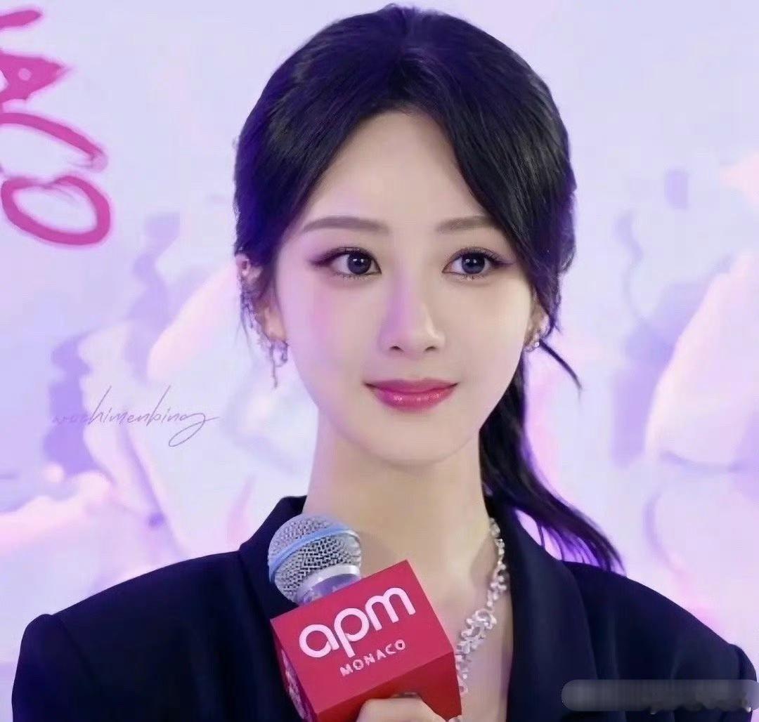 杨紫粉丝也是真的敢p，第一张都成赵丽颖和热巴的混合体了[裂开]是很希望她真的长那