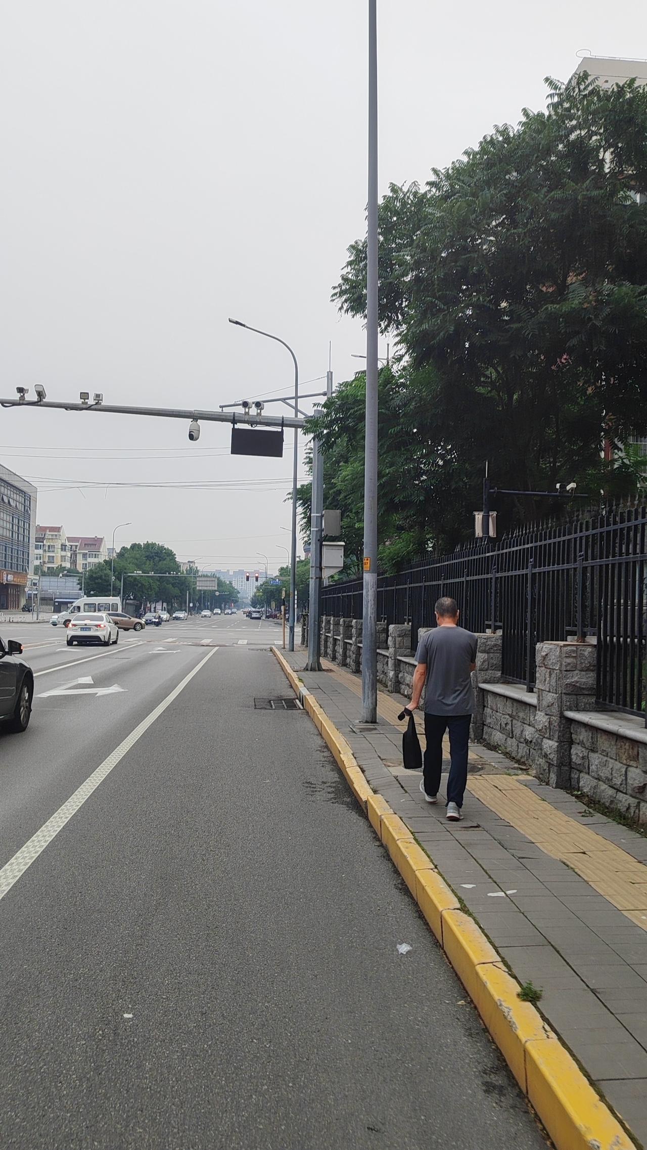 家乡，其实早已不再仅仅是地图上的一个坐标，也不再是那座可以随意推开柴扉的旧院落。