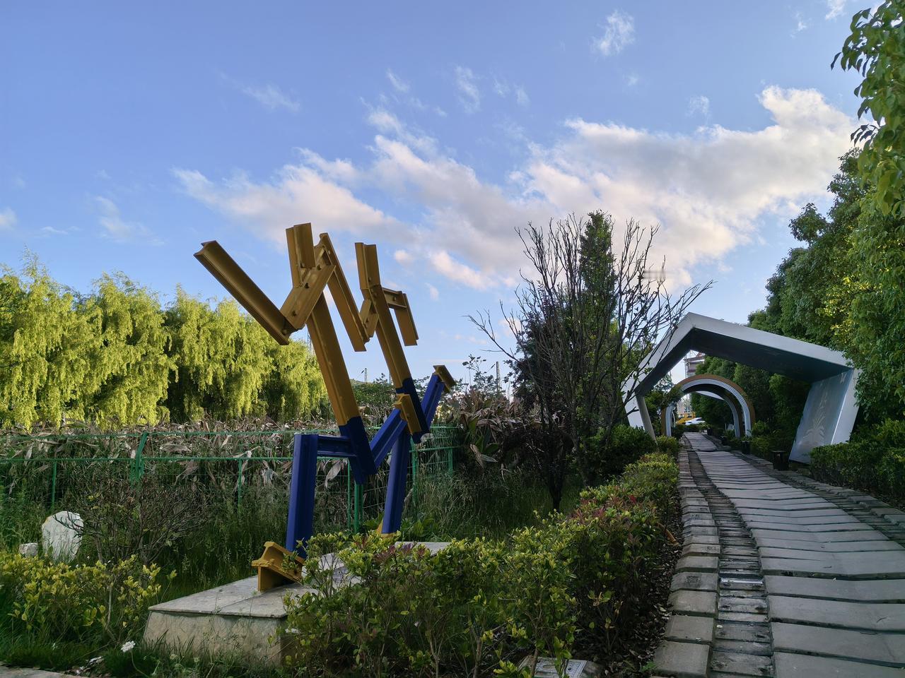 雨后初晴序文记之
连续阴雨绵绵，短暂停歇，夕阳破云层，凉风徐徐，两旁树木新绿，心