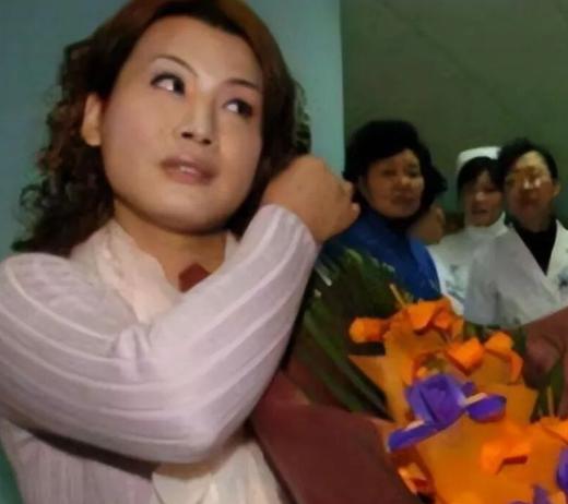 2004年，安徽男子“黄宁倩”因离婚，变性被赶出家门，29岁公开征婚，努力活出自