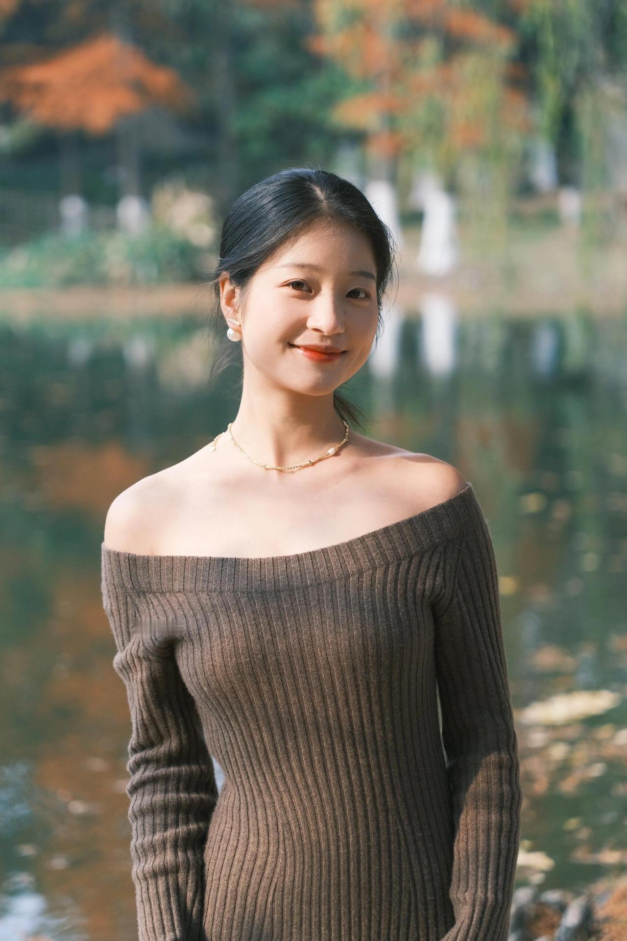 𝓬𝓾𝓻𝓮🌾☁️ིྀ

这一刻，秋阳正好，

落羽杉将湖畔晕染成暖橙色。