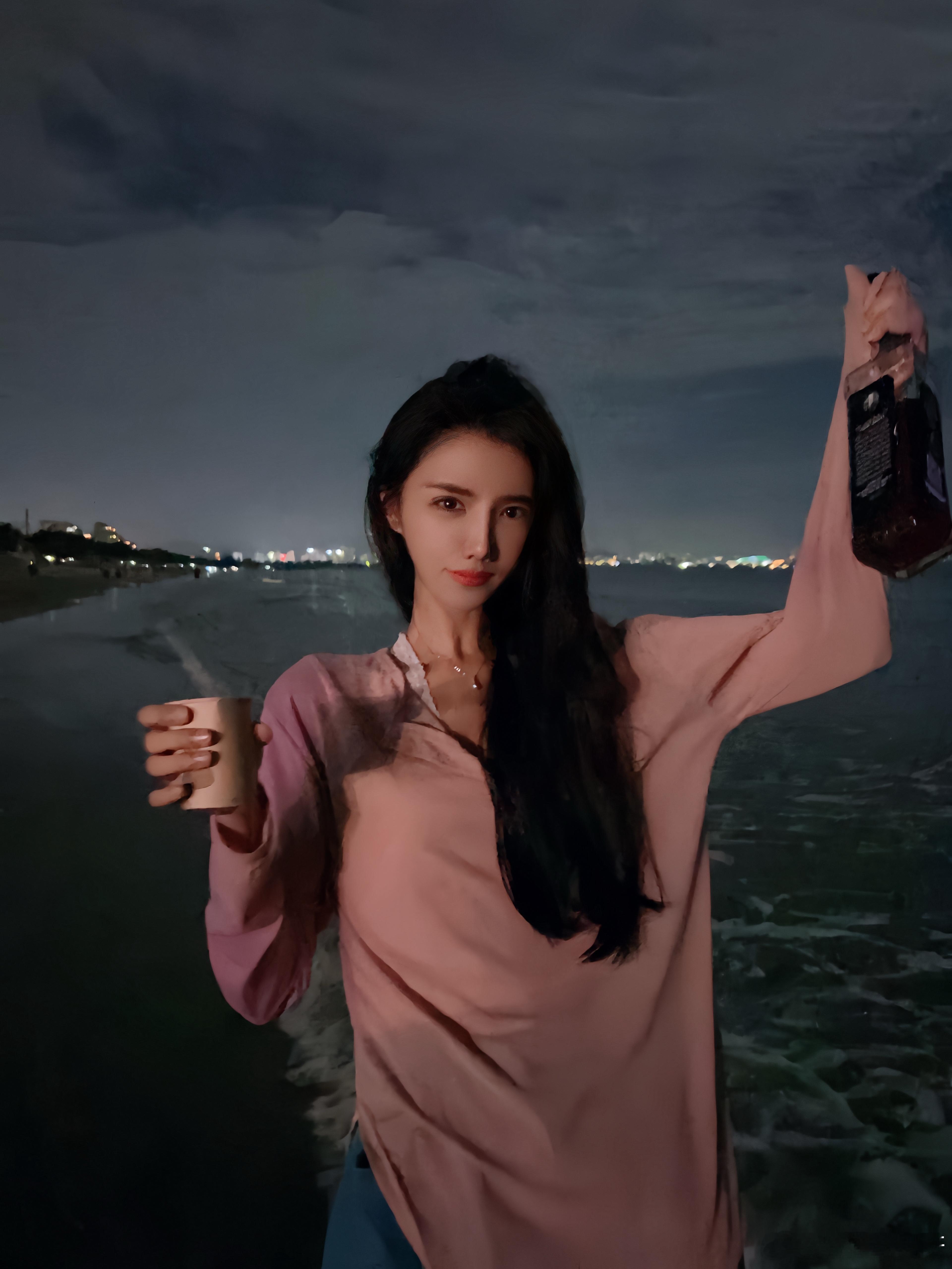为什么今天秀恩爱的比昨天的多，是不是因为今天酒店便宜[笑哈哈]  ​​​