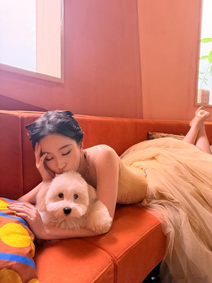 刘亦菲遛狗素颜刘亦菲初雪遛狗素颜也能美出圈！刘亦菲初雪遛雪白小狗，黑色休闲装，长