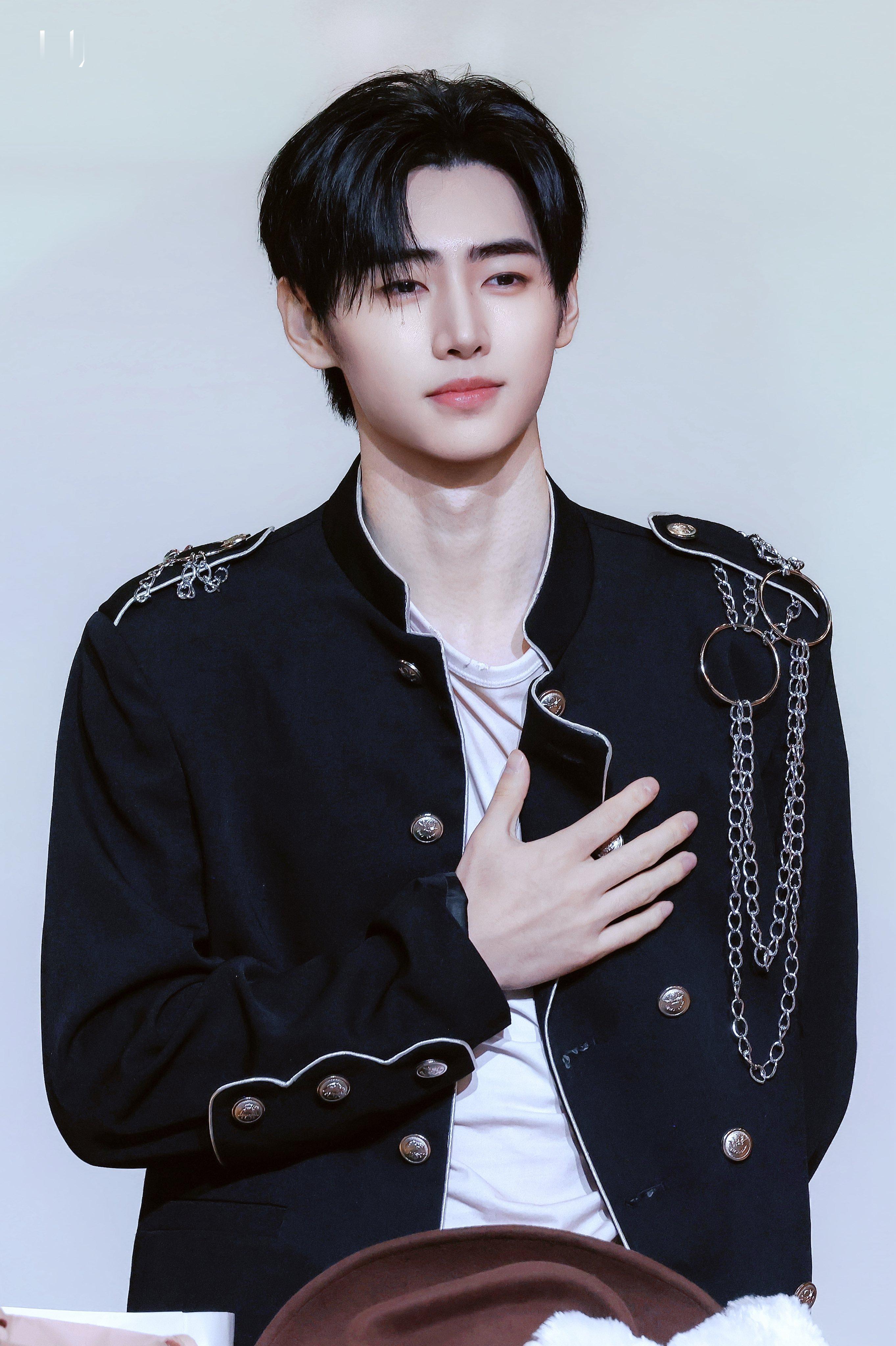 朴成训[超话]  260831 Makestar线下签售天呐 俊美王子nim👑