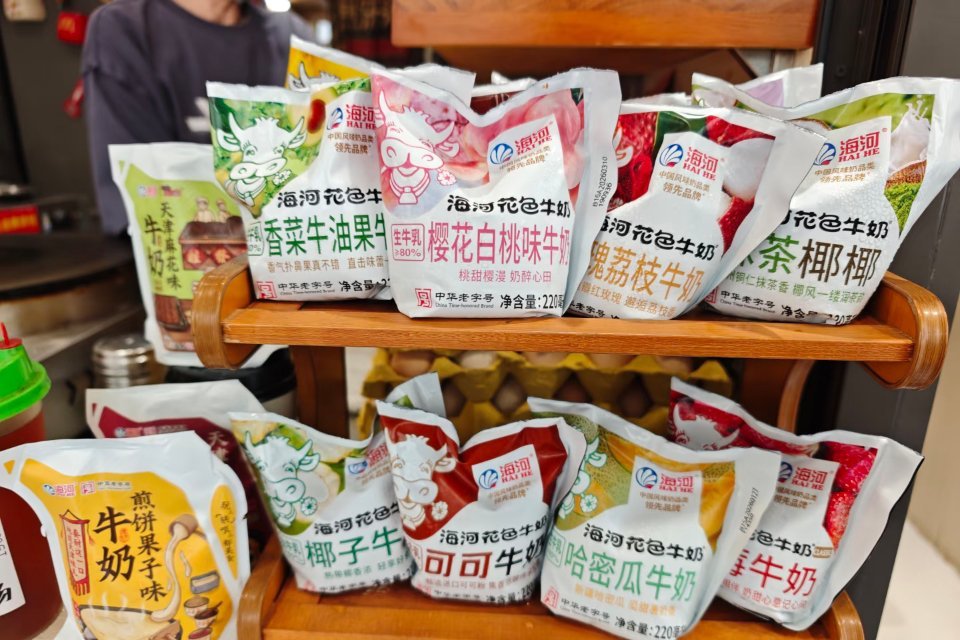 海河乳品致歉试下猎奇风格的牛奶海河的奇葩口味牛奶一直都听过，正好吃煎饼果子看到个