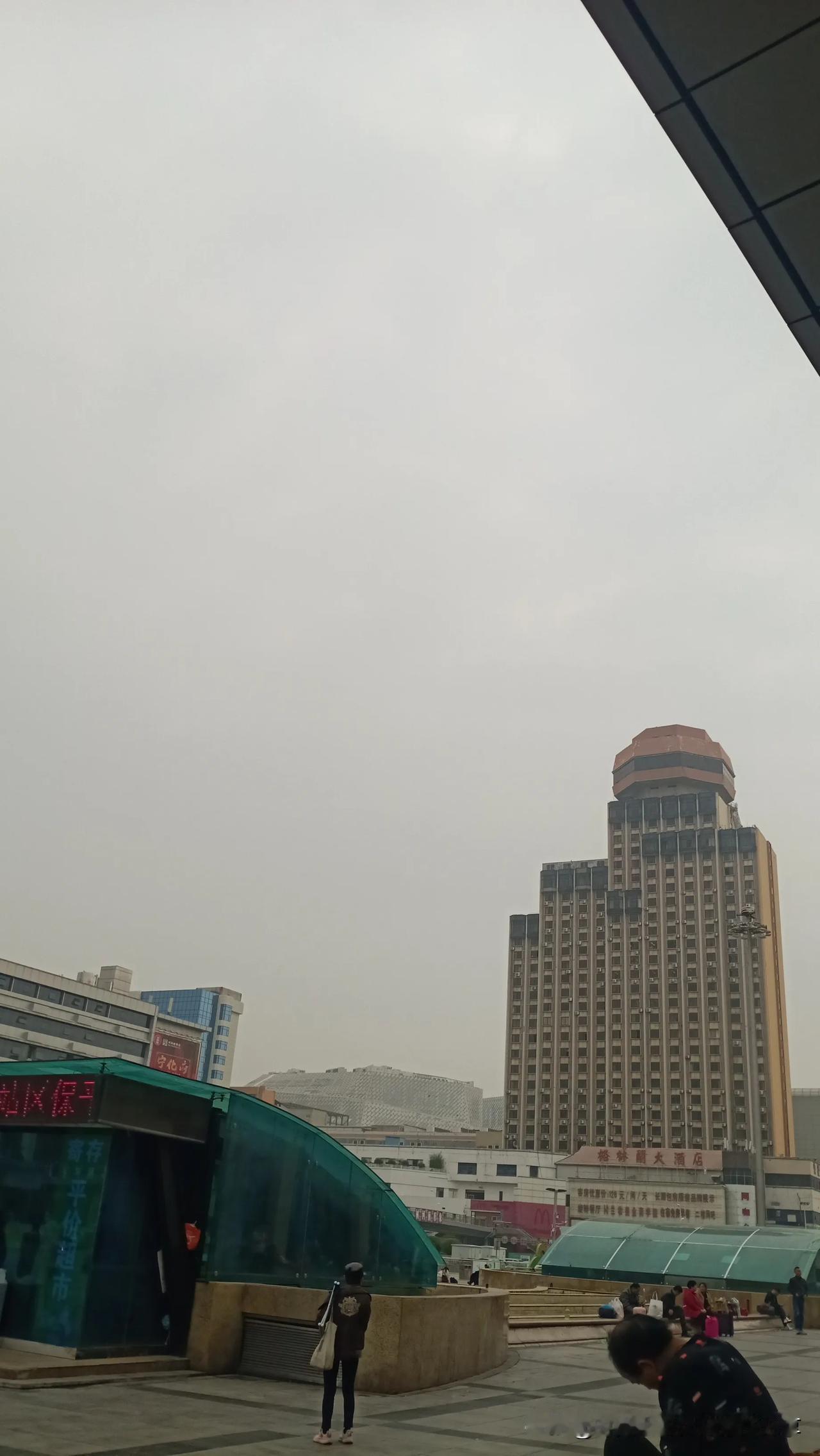 郑州火车站广场 #郑州火车站# 