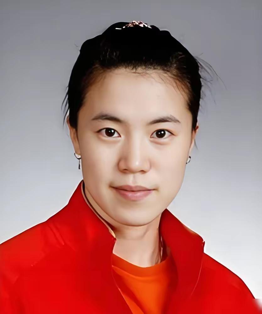 奥运冠军红，
嫁入豪门行。
名利获双收，
无忧享清平。