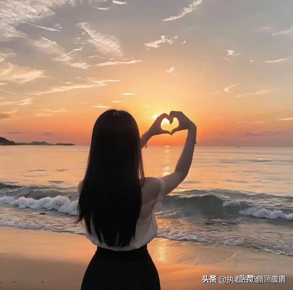 分享一张我超爱的海边日落照！照片里，橙红色的夕阳把大海染得波光粼粼，海天相接处美