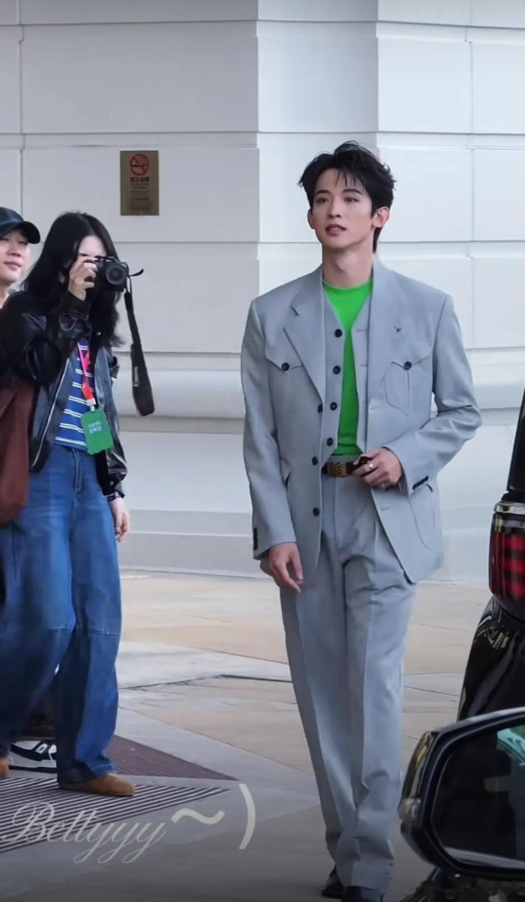 为了配合🥝的主场色 常华森这波在大气层 2025爱奇艺尖叫之夜