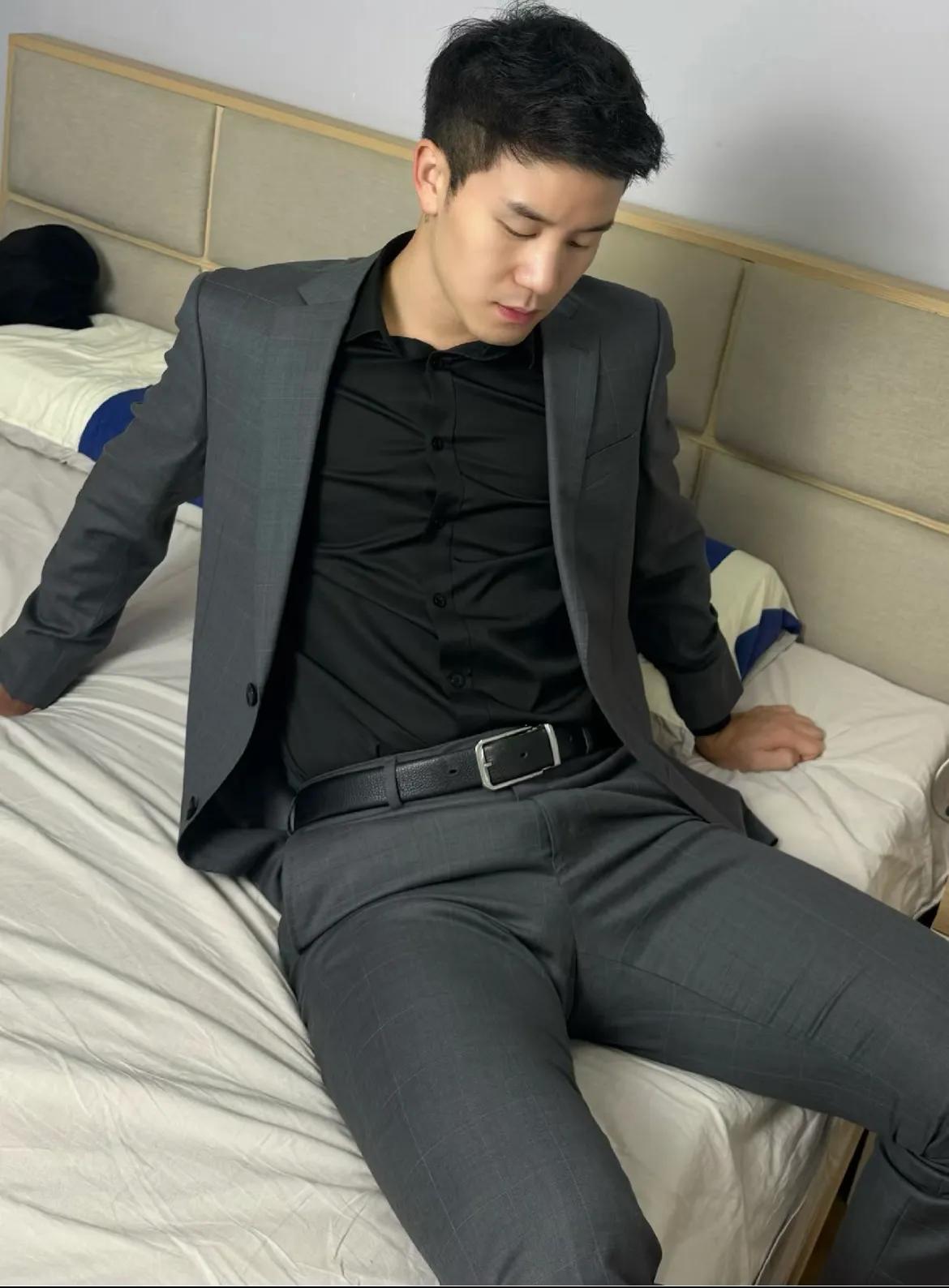 白衣翩翩少年，静待佳期至。#青春魅男，# #做你的正装男友#