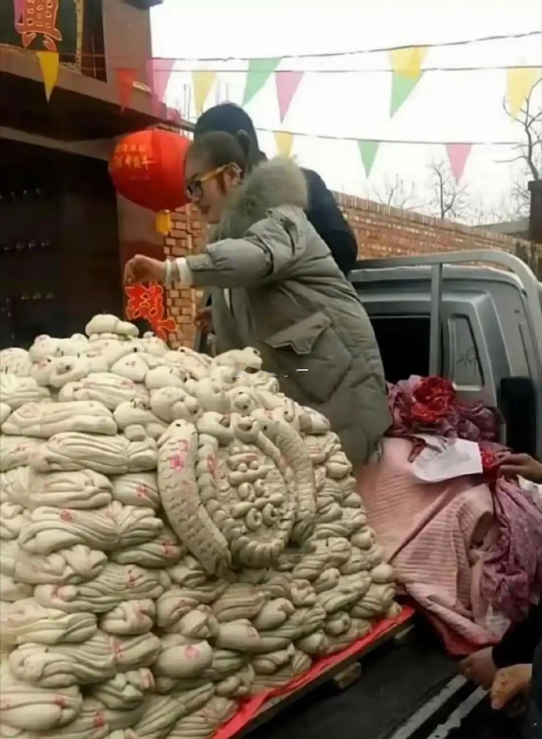 山东结婚，有人送百八十斤馒头。这吃不完难道不怕坏掉浪费？ 