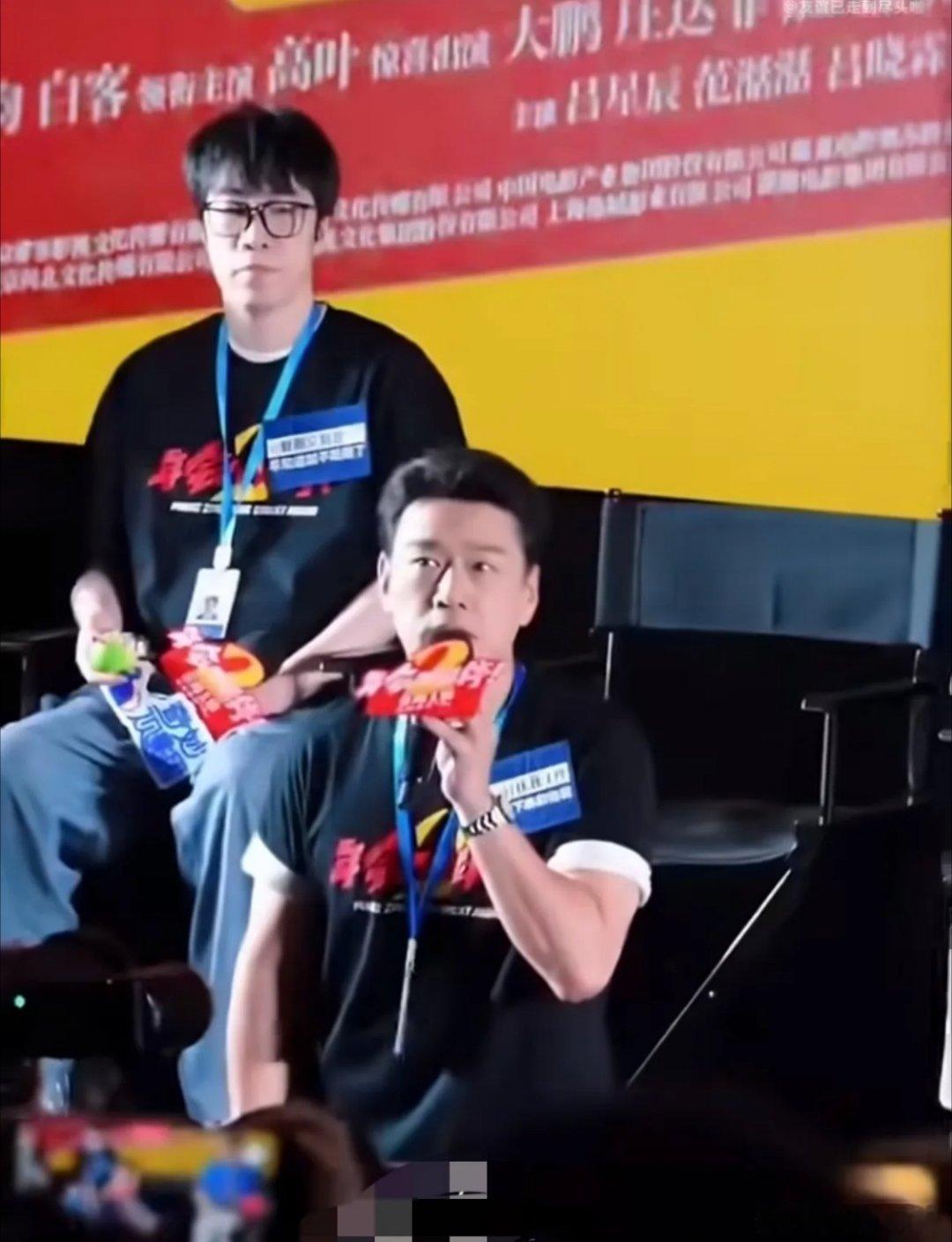 《年会不能停2》首映礼上王耀庆当众下跪宣传影片，难免让人联想到韩红当初“走个面儿