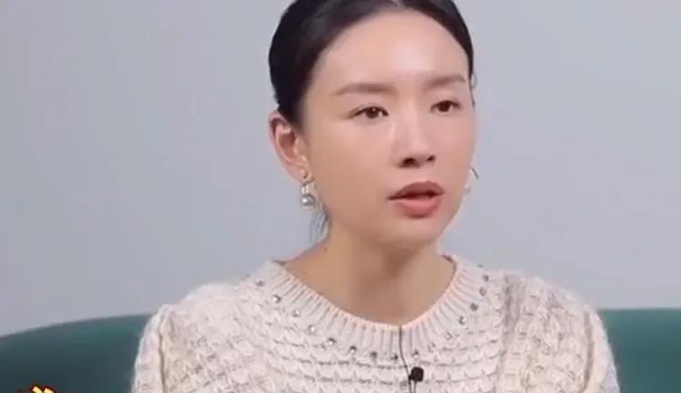 ，她是离婚的被害者？对于这个问题，董洁并没有作出回应。她只是表示，离婚是她人生中