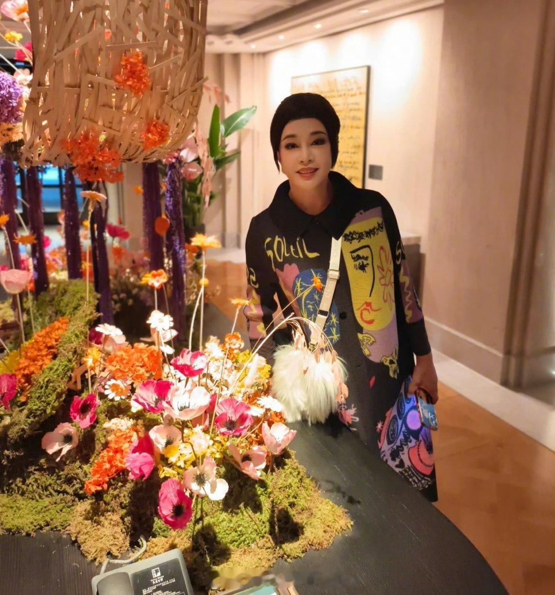 刘晓庆这妆真不知道是怎么画的，七十六岁的人，竟然画得像三十六岁，真是绝了。 