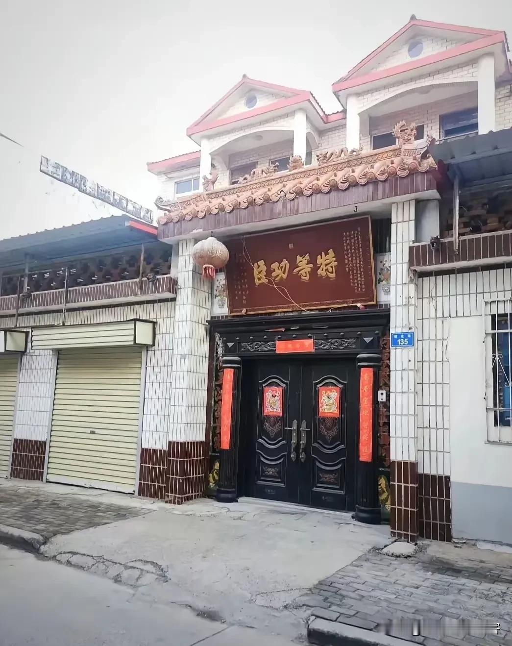 在河南驻马店上蔡县的街上，有户人家大门上挂着“特等功臣”的匾，这是特等功臣雷宝森