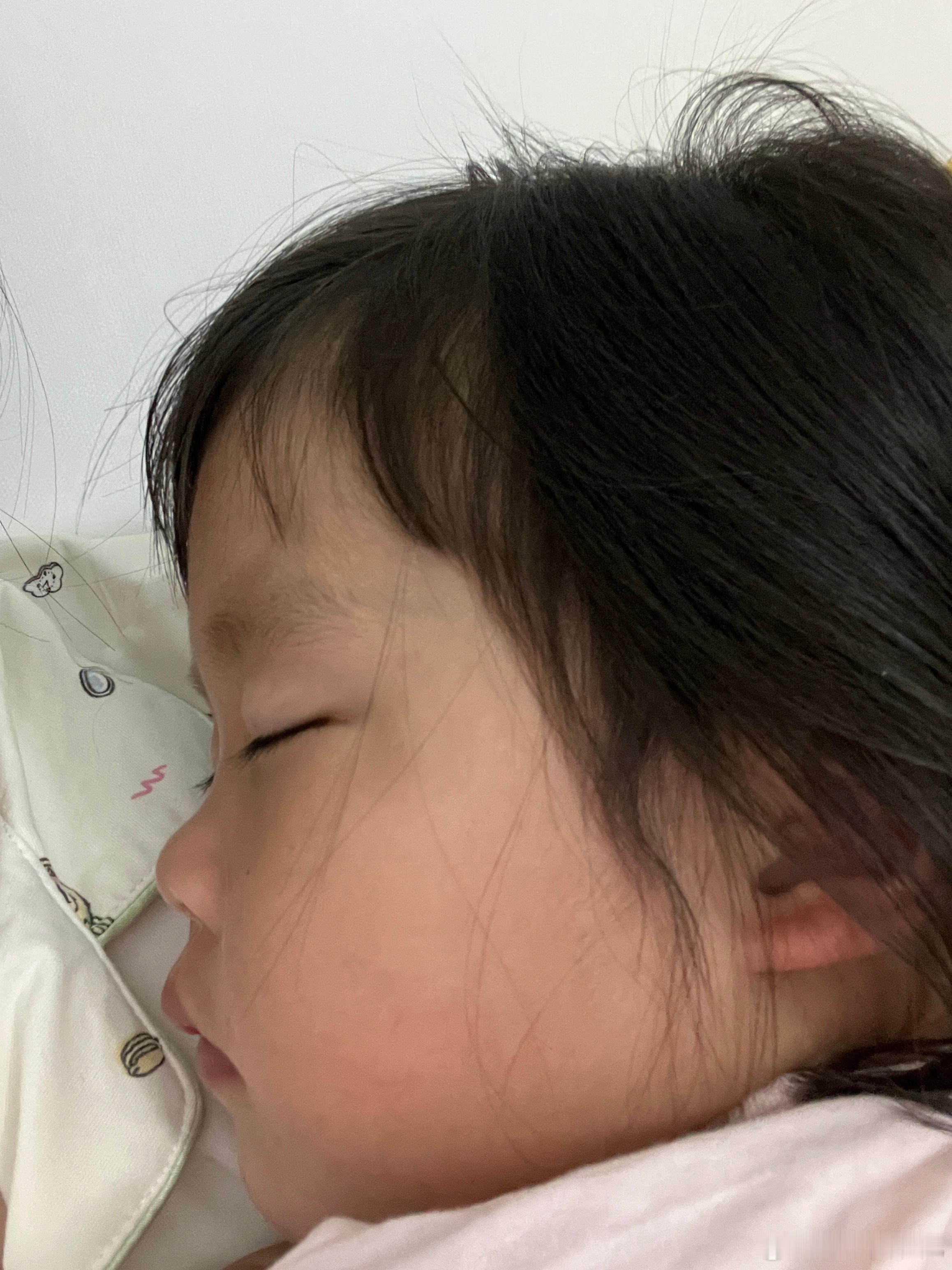 睡着了，又发低烧，一般发烧都要两天才能好，反反复复，要我抱着睡。 