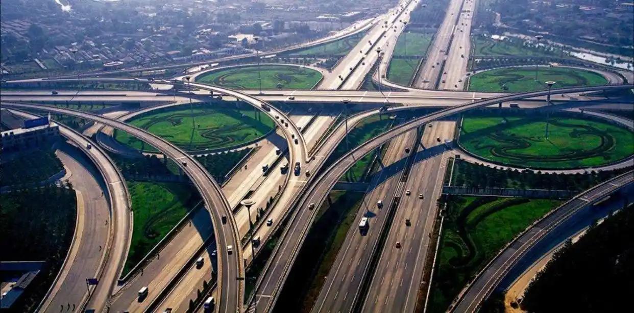 中国高速天天收费，8年却曝亏6万亿；美国高速大多免费，反而账面稳健——14亿人养