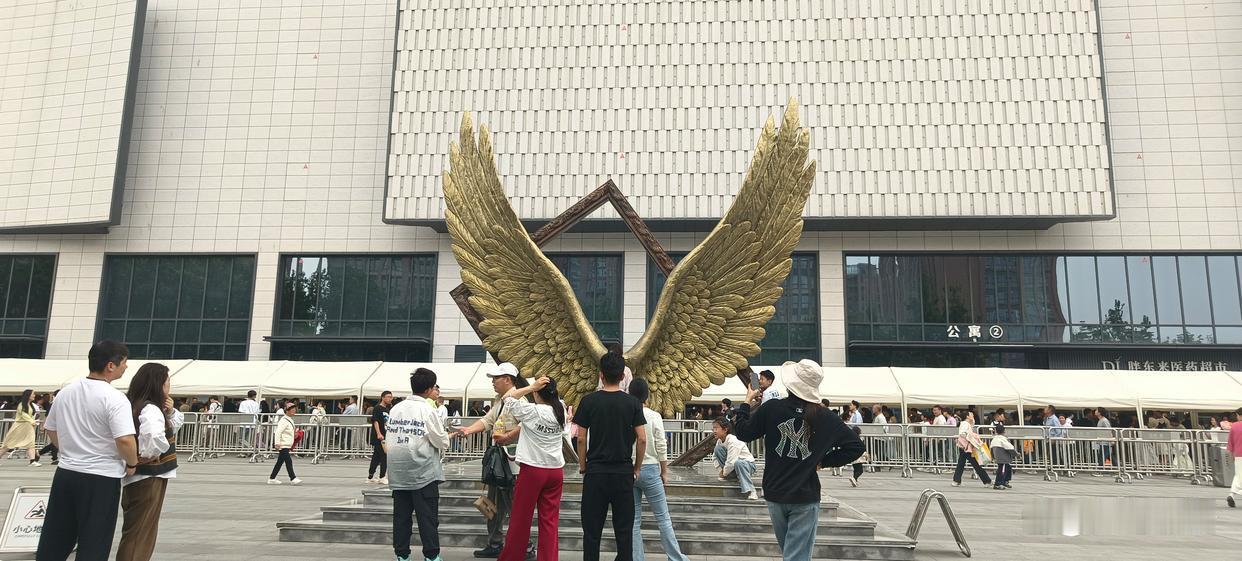 胖东来规矩，小店灵活：实体商业两种活法，没有对错
 9月17日下午，笔者陪朋友在